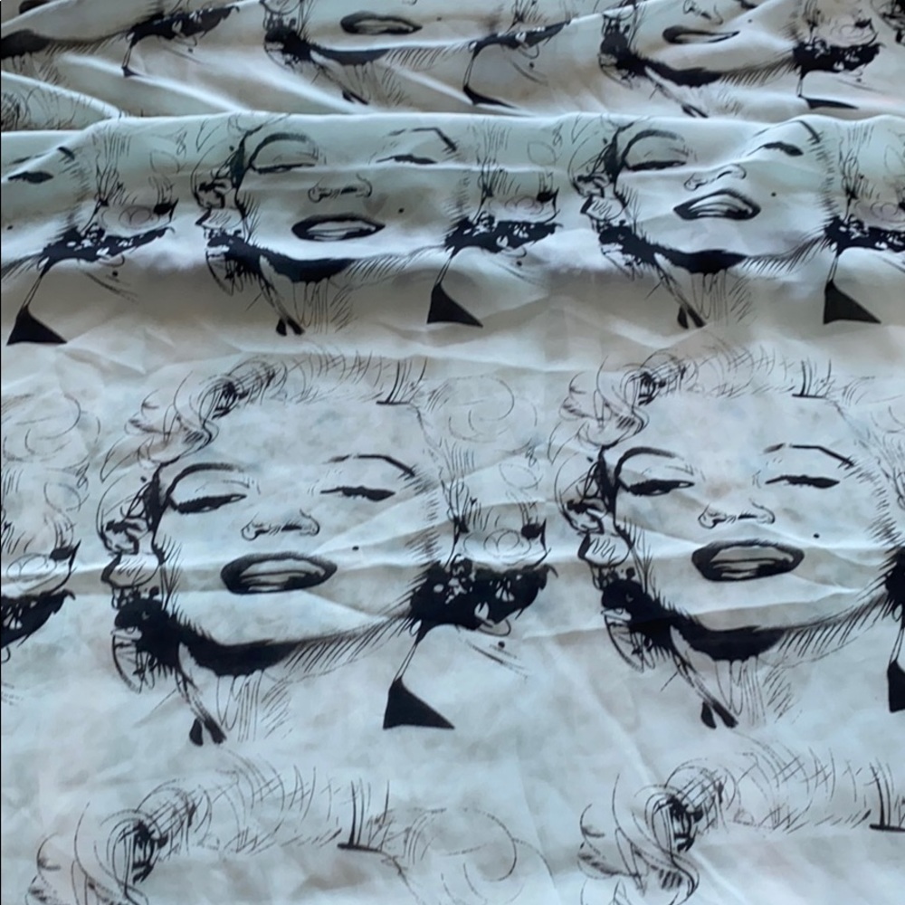 Marilyn Monroe baby blue /black scarf